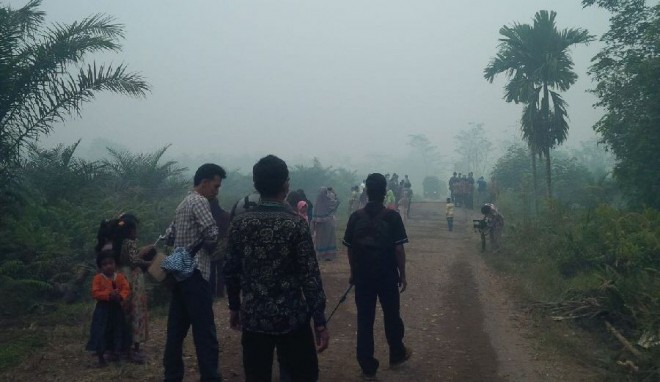 Warga saat bersiap-siap menyambut kedatangan Jokowi di Kumpeh Kamis lalu (24/9)